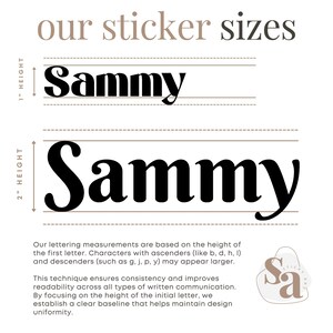 Puede incluir: Un gr&aacute;fico que muestra los diferentes tama&ntilde;os de pegatinas personalizadas disponibles. El texto "our sticker sizes" est&aacute; en la parte superior de la imagen. El nombre "Sammy" se muestra en dos tama&ntilde;os, 1 pulgada y 2 pulgadas de alto. El texto explica que la altura de la primera letra determina el tama&ntilde;o general de la pegatina.