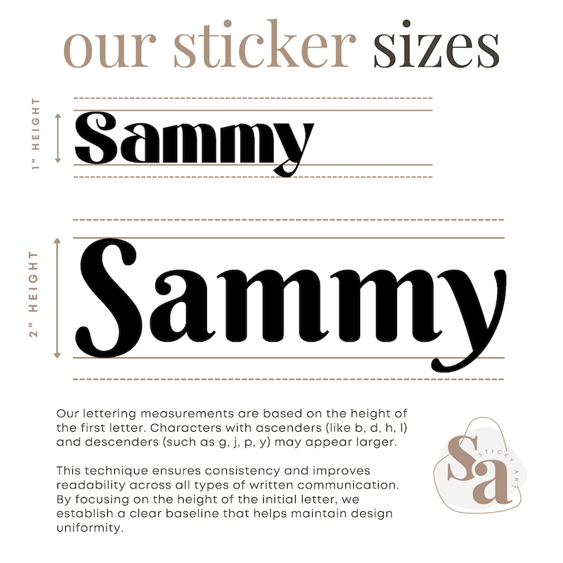 Puede incluir: Un gr&aacute;fico que muestra los diferentes tama&ntilde;os de pegatinas personalizadas disponibles. El texto "our sticker sizes" est&aacute; en la parte superior de la imagen. El nombre "Sammy" se muestra en dos tama&ntilde;os, 1 pulgada y 2 pulgadas de alto. El texto explica que la altura de la primera letra determina el tama&ntilde;o general de la pegatina.