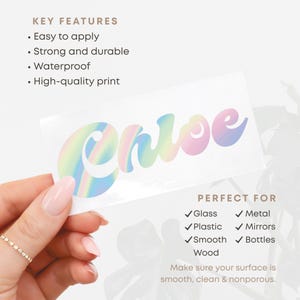 Puede incluir: Una pegatina hologr&aacute;fica con el nombre "Chloe" en fuente cursiva. La pegatina tiene un efecto de degradado arco&iacute;ris. La imagen enumera caracter&iacute;sticas clave como f&aacute;cil de aplicar, fuerte, duradera, impermeable y de alta calidad.