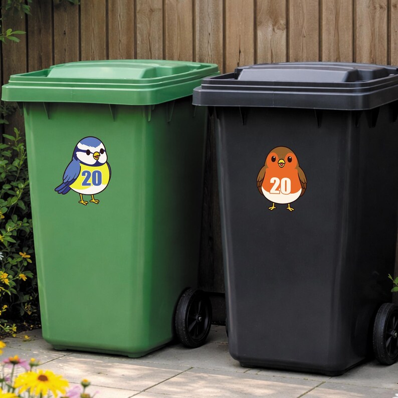 Op de afbeelding: Twee vuilnisbakken, een groene en een zwarte, met vogelstickers. De groene bak heeft een blauw-gele vogelsticker met het nummer 20. De zwarte bak heeft een bruin-oranje vogelsticker met het nummer 20.