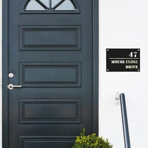 Peut inclure: Une plaque de num&eacute;ro de maison noire avec des lettres blanches. La plaque indique "47 Mouse Close Drive".
