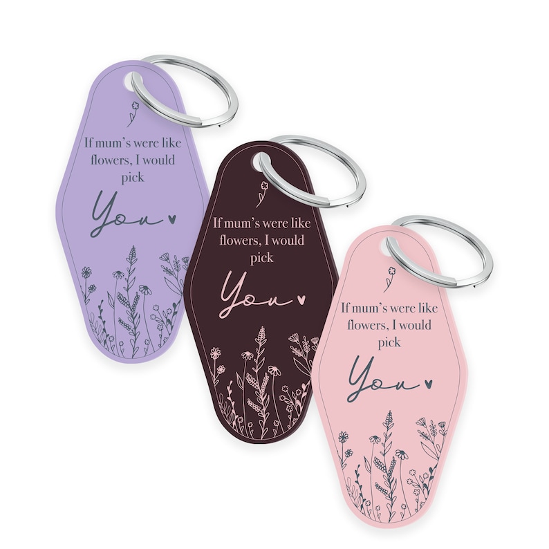 Puede incluir: Tres llaveros en lavanda, marr&oacute;n y rosa, cada uno con un llavero plateado. Los llaveros tienen una forma de estilo motel retro y presentan el texto "If mum's were like flowers, I would pick You" con ilustraciones florales.