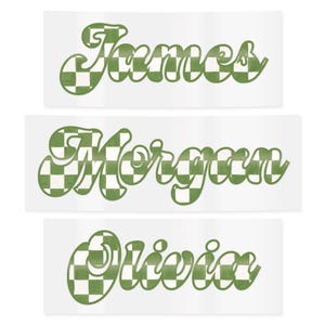 Pode incluir: Tr&ecirc;s autocolantes retangulares brancos com nomes em fonte retro. Os nomes "James", "Morgan" e "Olivia" est&atilde;o escritos num padr&atilde;o xadrez verde e branco.