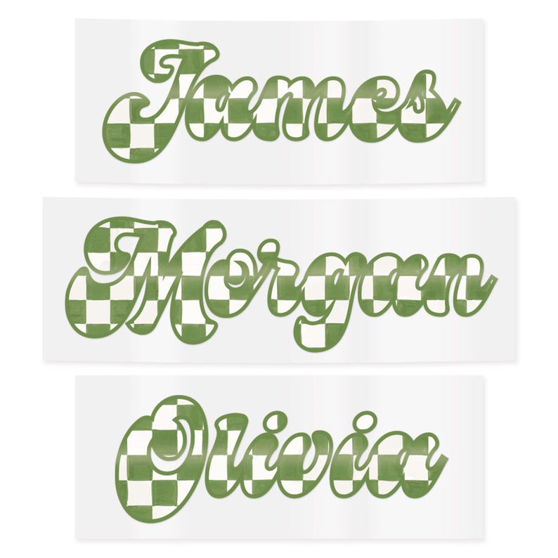 Pode incluir: Tr&ecirc;s autocolantes retangulares brancos com nomes em fonte retro. Os nomes "James", "Morgan" e "Olivia" est&atilde;o escritos num padr&atilde;o xadrez verde e branco.