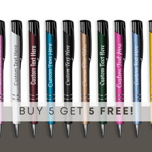 Pu&ograve; includere: Dieci penne personalizzate in vari colori, tra cui argento, bordeaux, verde acqua, nero, oro, verde, rosa e blu. Le penne hanno un fermaglio argentato e una cartuccia d'inchiostro nera. Il testo "Custom Text Here" &egrave; inciso su ogni penna. L'immagine include il testo "BUY 5 GET 5 FREE!"