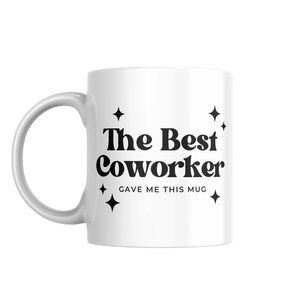 Op de afbeelding: Witte keramische mok met zwarte tekst die "The Best Coworker Gave Me This Mug" luidt met kleine zwarte steraccenten.