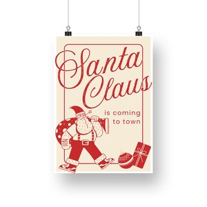 Puede incluir: Un p&oacute;ster navide&ntilde;o de estilo vintage con una ilustraci&oacute;n roja de Santa Claus llevando una bolsa de regalos y tocando una bocina. El texto dice "Santa Claus is coming to town".