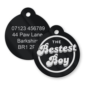 Puede incluir: Dos placas negras para mascotas. Una placa presenta el texto "THE Bestest Boy" en blanco, con una fuente retro, dentro de un c&iacute;rculo blanco. La otra placa tiene un n&uacute;mero de tel&eacute;fono y una direcci&oacute;n en texto blanco.