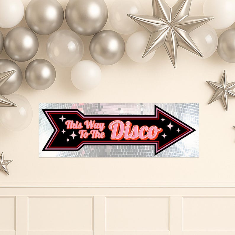 Pu&ograve; includere: Un cartello nero a forma di freccia con le parole "This Way To The Disco" in rosa e bianco. La freccia ha un bordo rosso e uno sfondo a palla da discoteca argentata. Decorazioni con stelle e palloncini argentati sullo sfondo.