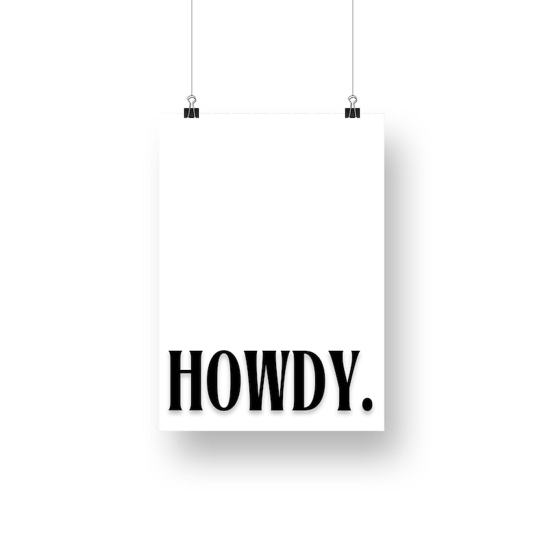 Op de afbeelding: Een witte poster met het woord "HOWDY." gedrukt in zwarte vetgedrukte letters.