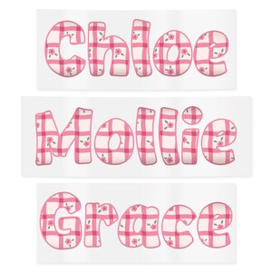 Puede incluir: Tres pegatinas rectangulares con los nombres "Chloe", "Mollie" y "Grace". Cada nombre est&aacute; en letras de burbujas, relleno con un patr&oacute;n de cuadros rosa y blanco y peque&ntilde;os acentos de flores rosas. Los nombres est&aacute;n sobre un fondo blanco.
