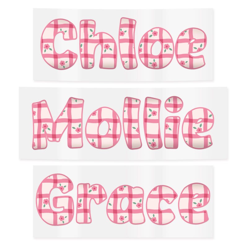 Puede incluir: Tres pegatinas rectangulares con los nombres "Chloe", "Mollie" y "Grace". Cada nombre est&aacute; en letras de burbujas, relleno con un patr&oacute;n de cuadros rosa y blanco y peque&ntilde;os acentos de flores rosas. Los nombres est&aacute;n sobre un fondo blanco.