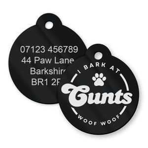 Op de afbeelding: Twee ronde zwarte hondenpenningen met witte tekst. De eerste penning heeft een telefoonnummer, een adres en een postcode. De tweede penning heeft de tekst "I bark at Cunts" in een cirkel met de woorden "woof woof" eronder.