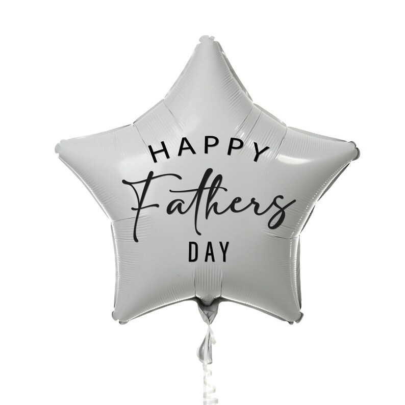 Puede incluir: Un globo plateado en forma de estrella con el texto "HAPPY Fathers DAY" en escritura negra. El globo est&aacute; inflado y tiene una cinta adjunta en la parte inferior. El globo es una decoraci&oacute;n festiva para el D&iacute;a del Padre.