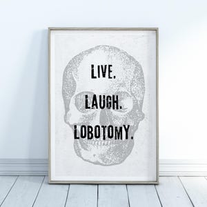 Puede incluir: Una ilustraci&oacute;n en blanco y negro de una calavera con el texto "Live. Laugh. Lobotomy." impreso en ella. La imagen est&aacute; sobre un fondo blanco.
