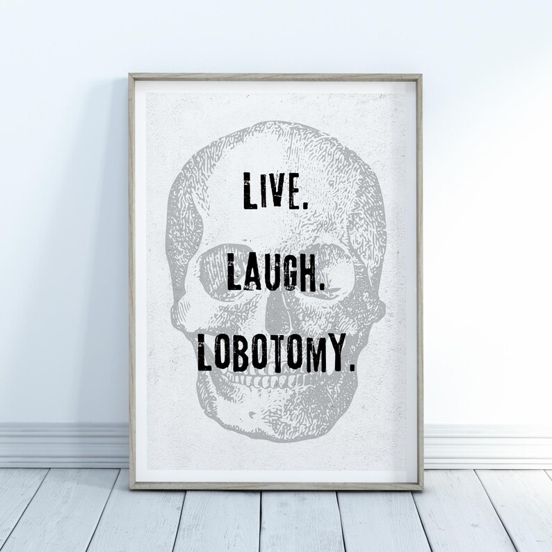 Puede incluir: Una ilustraci&oacute;n en blanco y negro de una calavera con el texto "Live. Laugh. Lobotomy." impreso en ella. La imagen est&aacute; sobre un fondo blanco.
