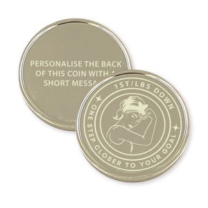 Puede incluir: Moneda motivacional plateada con el rostro de una mujer y el texto "1st/Lbs Down One Step Closer To Your Goal". La parte posterior de la moneda est&aacute; en blanco y se puede personalizar con un mensaje corto.