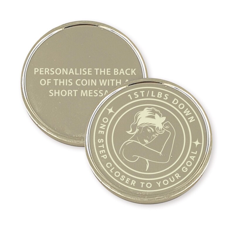 Puede incluir: Moneda motivacional plateada con el rostro de una mujer y el texto "1st/Lbs Down One Step Closer To Your Goal". La parte posterior de la moneda est&aacute; en blanco y se puede personalizar con un mensaje corto.