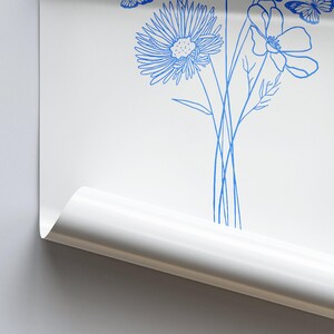 Puede incluir: Un fondo blanco con un dibujo de l&iacute;nea azul de un ramo de flores y mariposas.