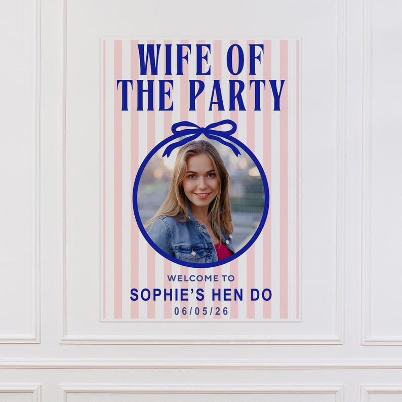 Puede incluir: Un p&oacute;ster vertical con el texto "WIFE OF THE PARTY" en letras may&uacute;sculas azules. Una foto de una mujer est&aacute; en un c&iacute;rculo azul con un lazo. Debajo de la foto est&aacute; "WELCOME TO SOPHIE'S HEN DO 06/05/26" sobre un fondo a rayas rosas y blancas.