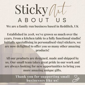 Pu&ograve; includere: Un'immagine di testo con le parole "Sticky Art" in un carattere marrone, seguite da "About Us" in un carattere nero. Il testo descrive un'azienda a conduzione familiare con sede a Redditch, Regno Unito, specializzata in adesivi in ​​vinile personalizzati e altri prodotti.