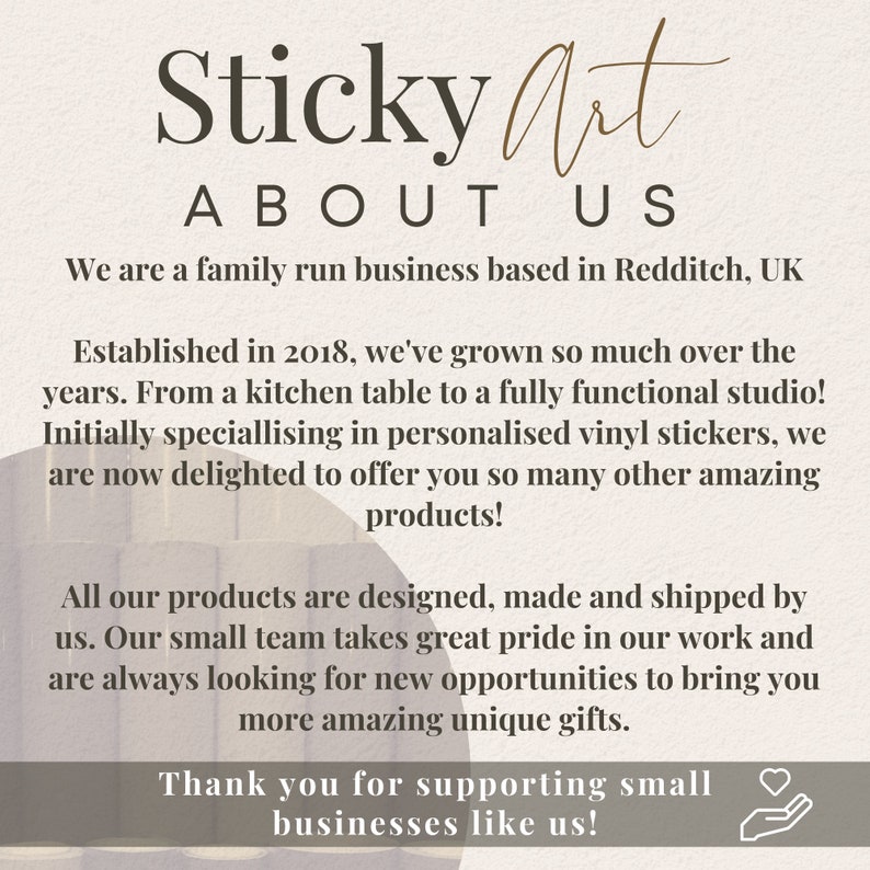 Pu&ograve; includere: Un'immagine di testo con le parole "Sticky Art" in un carattere marrone, seguite da "About Us" in un carattere nero. Il testo descrive un'azienda a conduzione familiare con sede a Redditch, Regno Unito, specializzata in adesivi in ​​vinile personalizzati e altri prodotti.