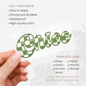 Pode incluir: Um autocolante branco com o nome "Chloe" num design xadrez verde e branco. O autocolante &eacute; segurado por uma m&atilde;o. O texto no autocolante diz "F&aacute;cil de aplicar, Forte e dur&aacute;vel, Imperme&aacute;vel, Impress&atilde;o de alta qualidade."