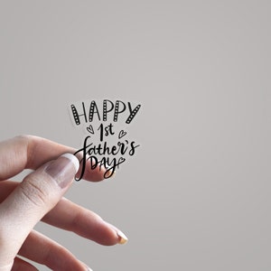 Etiqueta adhesiva transparente con el mensaje Feliz primer día del padre. Dos diseños. 2", 3", 4" o 6"