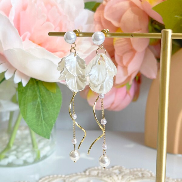 E155 white flower dangle earrings, flower earrings, dangle earring, flower drop earring, floral earring, pearl dangle earring, pearl earring