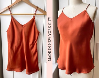 MADE IN NYC bias cut camisole top, V-hals Cami Top, satijnen cami top, tanktop, zomertank, zomer cami, cami top, slip on top - Rode aarde