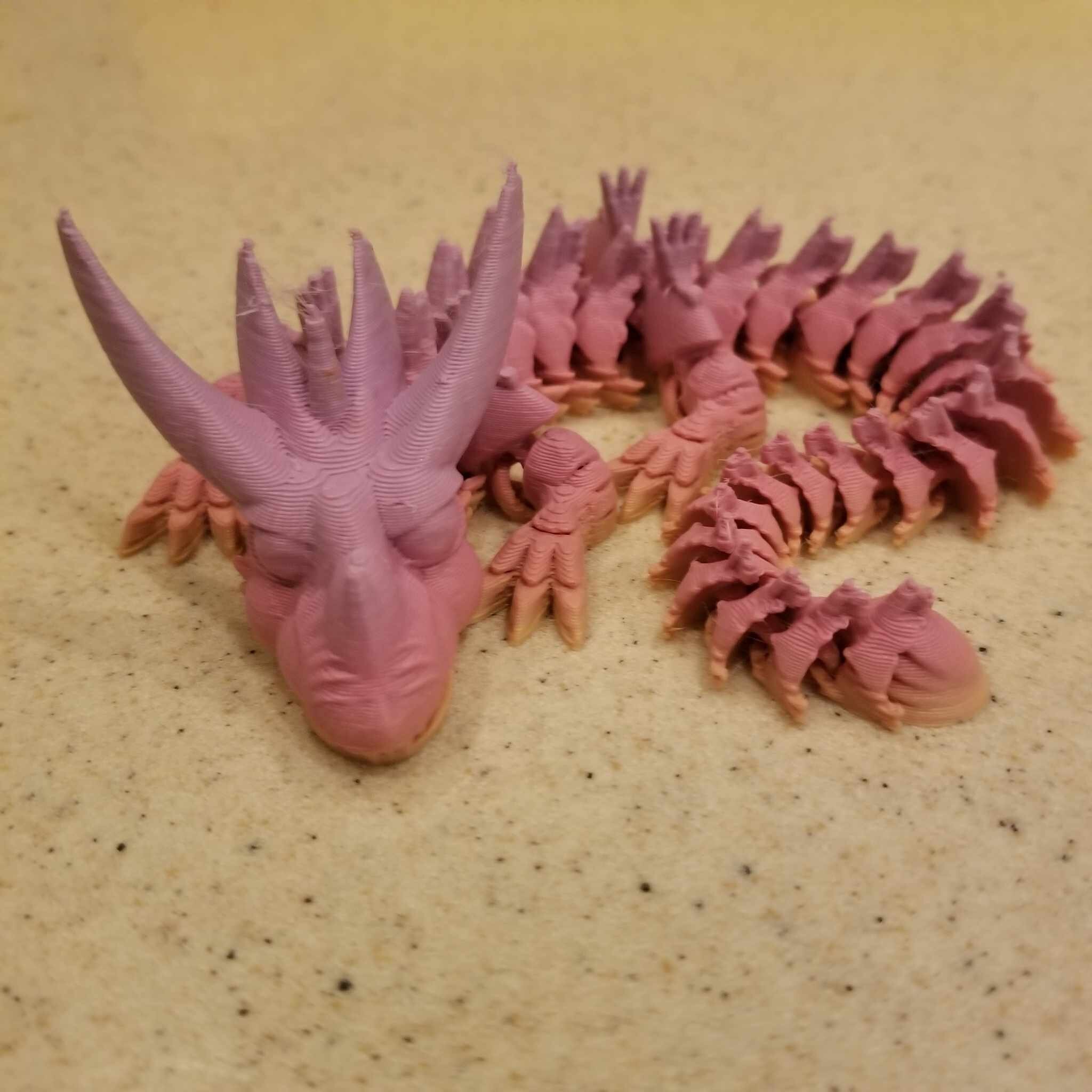 Dragon imprimé en 3D – Modèle de ailés en , figurine flexible articulée | Accessoire de panier de Pâques , décoration de bureau avec scénario de maison pour et adultes