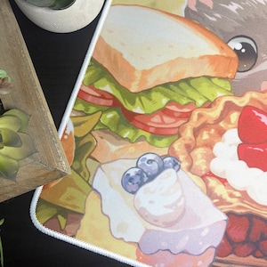 Snack Attack MTG Spelmatta / Skrivbordsmatta (24″x14″) med dragskoväska för samlarkortspel (TCG) - Kompatibel med Magic: The Gathering, Pokémon