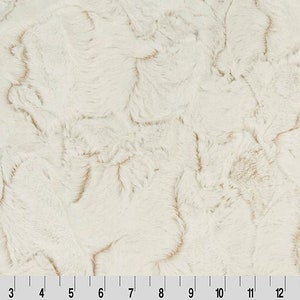 Puede incluir: Tela de piel sintética blanca con un patrón sutil y texturizado. La tela es suave, mullida y perfecta para proyectos de manualidades.