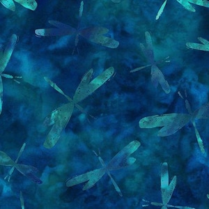 Op de afbeelding: Een blauwe aquarel achtergrond met een herhalend patroon van turquoise blauwe libellen silhouetten.