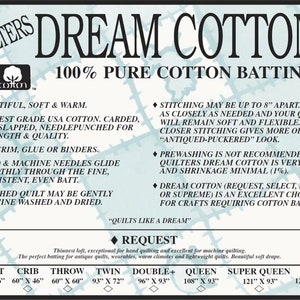 Może przedstawiać: Biała etykieta z czarnym tekstem opisująca watolinę bawełnianą Quilters Dream. Etykieta zawiera logo w postaci bawełnianej kulki i tekst "100% Pure Cotton Batting". Etykieta zawiera listę dostępnych rozmiarów, w tym Craft, Crib, Throw, Twin, Double+, Queen, Super Queen i King. Etykieta zawiera również informacje o jakości watoliny i instrukcje dotyczące pielęgnacji.