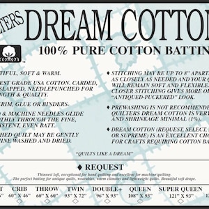 Może przedstawiać: Biała etykieta z czarnym tekstem opisującym watolinę Quilters Dream Cotton. Etykieta zawiera logo w postaci kulki bawełny i tekst "100% Pure Cotton Batting". Etykieta zawiera również informacje o cechach watoliny, takich jak miękkość, ciepło i jakość. Etykieta zawiera również tabelę rozmiarów dla różnych rozmiarów kołder.