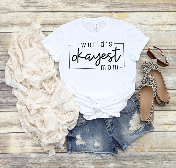 World's Okayest Mom Funny T-Shirt World's Okayest Mom Funny T-Shirt