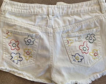 Shorts com flores bordadas à mão: estilo festival de cintura alta