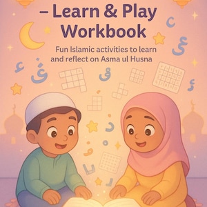 Op de afbeelding: Illustratie van een kinderwerkboek getiteld "The 99 Names of Allah - Learn & Play Workbook". De omslag toont twee cartoonkinderen die een gloeiend boek lezen. De achtergrond is zacht paars met sterren en lantaarns.