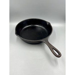 VTG 8&quot; Cast Iron Skillet w-Pour Spouts-Made in USA-Needs to be Seasoned