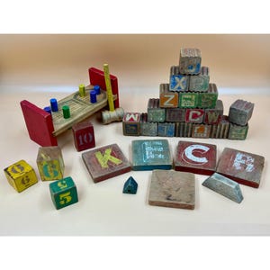 Bloques y fichas de letras de madera vintage + juego de clavijas y martillo para banco de zapatero de juguete para niños
