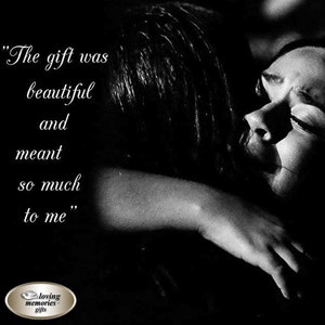 Pu&ograve; includere: Foto in bianco e nero di due persone che si abbracciano. Il testo "The gift was beautiful and meant so much to me" &egrave; scritto su uno sfondo nero.