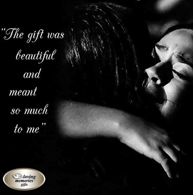 Pu&ograve; includere: Foto in bianco e nero di due persone che si abbracciano. Il testo "The gift was beautiful and meant so much to me" &egrave; scritto su uno sfondo nero.