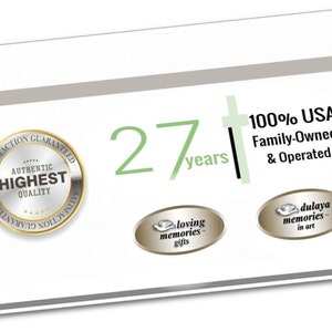 Pu&ograve; includere: Un biglietto bianco con un sigillo argentato che dice "Authentic Highest Quality" e un numero 27 verde con la parola "years" sotto. Il biglietto ha anche una croce nera e il testo "100% USA Family-Owned & Operated". Ci sono due loghi ovali, uno che dice "loving memories gifts" e l'altro che dice "dulaya memories in art".