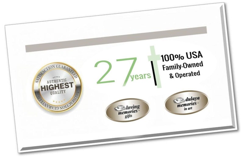 Pu&ograve; includere: Un biglietto bianco con un sigillo argentato che dice "Authentic Highest Quality" e un numero 27 verde con la parola "years" sotto. Il biglietto ha anche una croce nera e il testo "100% USA Family-Owned & Operated". Ci sono due loghi ovali, uno che dice "loving memories gifts" e l'altro che dice "dulaya memories in art".