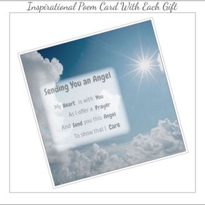 Pu&ograve; includere: Una carta di poesia ispiratrice blu e bianca con uno sfondo di cielo e nuvole. La poesia recita: "Sending You an Angel. My Heart is with You. As I offer a Prayer. And Send you this Angel. To show that I Care."