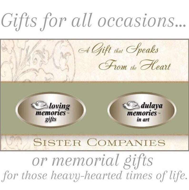 Pu&ograve; includere: Un biglietto bianco e verde con il testo "Gifts for all occasions... A Gift that Speaks From the Heart" e due loghi ovali, uno con il testo "loving memories&trade; gifts" e l'altro con il testo "dulaya memories&trade; in art". Il testo "SISTER COMPANIES" e "or memorial gifts for those heavy-hearted times of life." &egrave; anche sul biglietto.