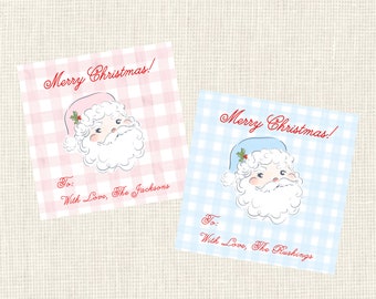 Può includere: Due etichette regalo di Natale con un Babbo Natale dei cartoni animati su uno sfondo a quadri rosa e blu. Il testo sulle etichette recita "Buon Natale!" e "A: Con affetto, I Jacksons" e "A: Con affetto, I Rushings".