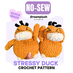 Può includere: Due anatre di peluche all'uncinetto arancioni con becchi bianchi e ciuffi di capelli neri. Il testo NO-SEW, Dreamplush STUDIO e STRESSY DUCK CROCHET PATTERN appare sull'immagine. Le anatre hanno una superficie testurizzata in filato.