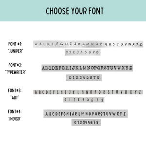 K&ouml;nnte beinhalten: Bild mit vier verschiedenen Schriftarten: Juniper, Typewriter, Art und Indigo. Jede Schriftart zeigt das Alphabet und die Zahlen 0-8. Der Text "CHOOSE YOUR FONT" steht oben. Geeignet f&uuml;r personalisierte Bastel- und Designprojekte.